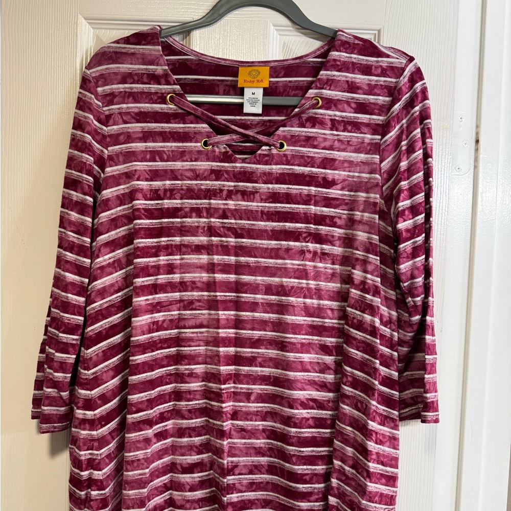 $5 SALE Ruby Road long sleeve shirt. Shirt tail hem. GUC